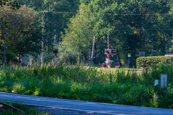 Hude, Germania, 30 agosto 2019: un'auto guida su una ferrovia cr — Foto Stock