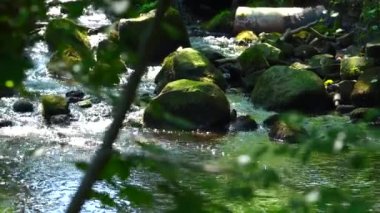 akan bir nehirde su girdap taşlar vardır