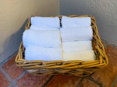 Havlular bir sepet içinde dizilmiş ve toi için yürüyüş için yığılmış