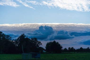 Yaklaşan fırtınadan gökyüzünde tehdit oluşturan bulutlar, 