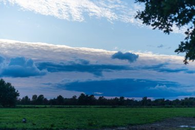 Yaklaşan fırtınadan gökyüzünde tehdit oluşturan bulutlar, 