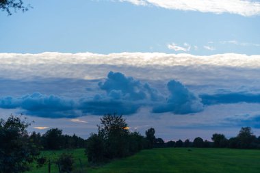 Yaklaşan fırtınadan gökyüzünde tehdit oluşturan bulutlar, 