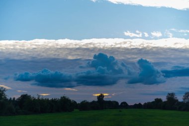 Yaklaşan fırtınadan gökyüzünde tehdit oluşturan bulutlar, 