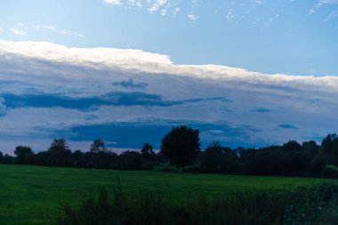 Yaklaşan fırtınadan gökyüzünde tehdit oluşturan bulutlar, 