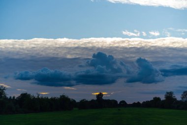 Yaklaşan fırtınadan gökyüzünde tehdit oluşturan bulutlar, 