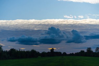 Yaklaşan fırtınadan gökyüzünde tehdit oluşturan bulutlar, 