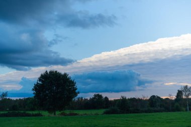 Yaklaşan fırtınadan gökyüzünde tehdit oluşturan bulutlar, 