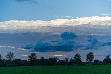 Yaklaşan fırtınadan gökyüzünde tehdit oluşturan bulutlar, 