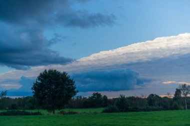 Yaklaşan fırtınadan gökyüzünde tehdit oluşturan bulutlar, 
