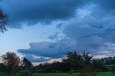 Yaklaşan fırtınadan gökyüzünde tehdit oluşturan bulutlar, 