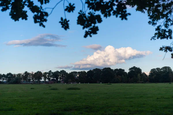 Interessanti formazioni nuvolose nel cielo mentre il blu della s — Foto Stock