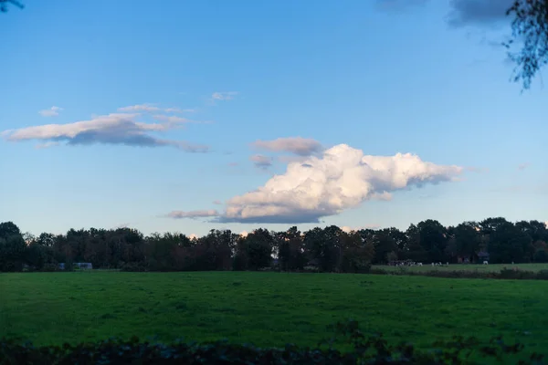 Interessanti formazioni nuvolose nel cielo mentre il blu della s — Foto Stock