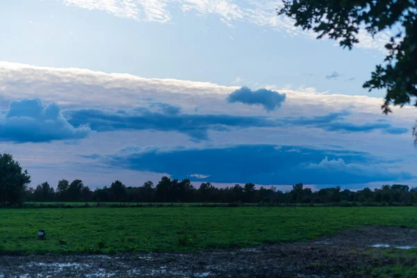 Minacciose formazioni di nuvole nel cielo dalla tempesta imminente , — Foto Stock