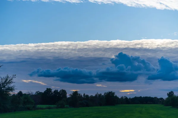 Dreigende wolkenformaties in de lucht door de komende storm, — Stockfoto