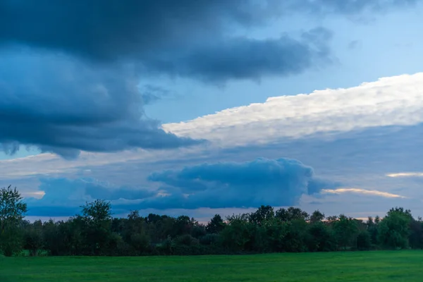 Threatening cloud formations  in the sky from the coming storm, — Stock Photo, Image