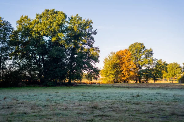 Il paesaggio cambia lentamente i suoi colori nei toni autunnali — Foto Stock