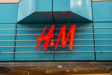 Oldenburg, Aşağı Saksonya, Almanya - 9 Ekim 2019: H & M bezi