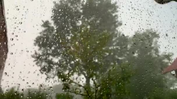 Stark Storm Rasar Från Bakom Fönstret Medan Droppar Vatten Träffar — Stockvideo