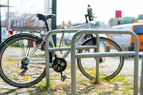Montagens Para Bicicletas Uma Área Pedonal Com Uma Bicicleta Fundo — Fotografia de Stock