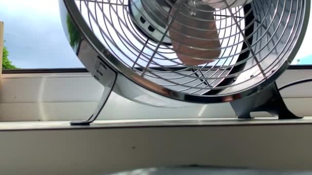 Egy Ventilátor Amely Nyáron Hűvös Szelet Biztosít — Stock videók