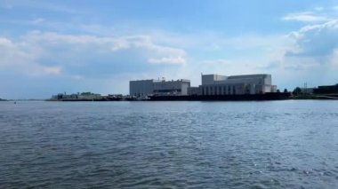 Bremen Almanya, 07 / 17 / 2020: Weser güzel bir günde nehri geçen bir feribottan çekildi