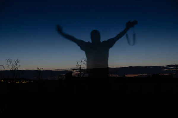 Silueta Una Persona Noche Oscura Con Horizonte Brillante Fondo — Foto de Stock