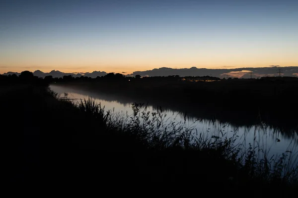 Een Rivier Gloeit Nachts Met Horizon Samen Met Donker Landschap — Stockfoto