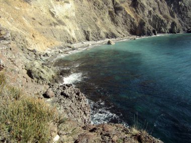 İlkbaharda Kırım vahşi plajı