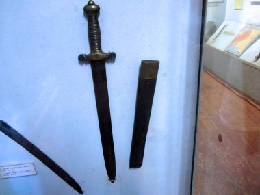 müzede antik kılıç