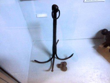 müzede eski çapa ve top topları