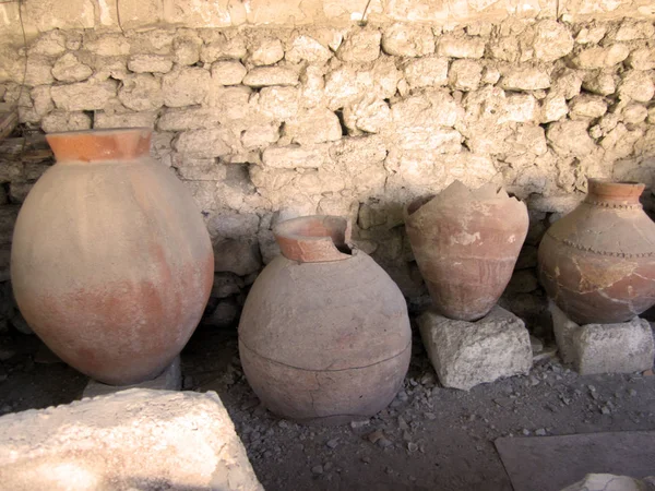 Trois Anciens Vases Près Mur — Photo