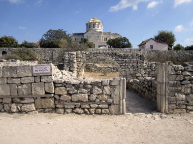 Antik kalıntılar yakınındaki Hıristiyan kilisesi