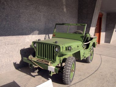 Müzede eski askeri suv