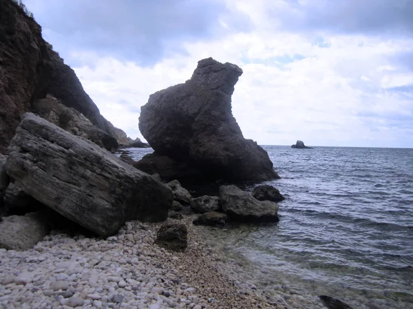 海滩上的石崖岩石 — 图库照片