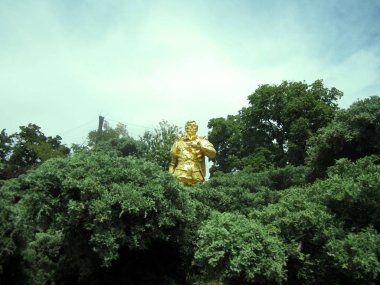 Çalıların arkasındaki heykel