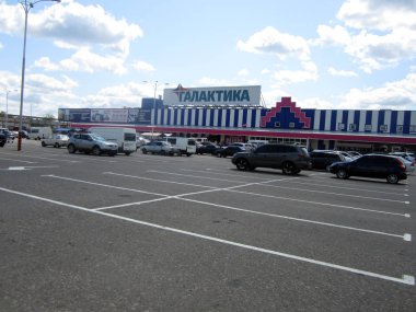 Ticaret merkezinin yakınında park etme (alışveriş merkezi)