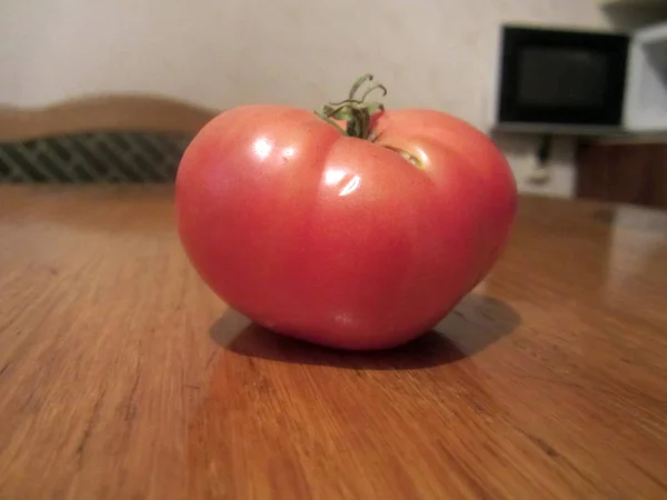 Rode Tomaat Houtachtige Tafel — Stockfoto