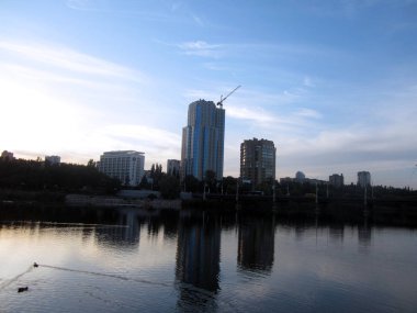 Rive arkasında üç modern binalar