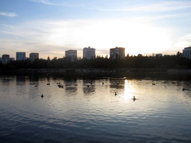 Nehrin arkasında üç ev var.