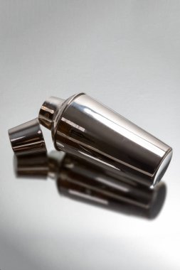 Hafif bir arka plan üzerinde yansıması ile Gümüş kokteyl shaker