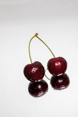 Hafif bir arka plan üzerinde yansıması ile Çift Kiraz