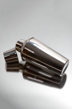 Hafif bir arka plan üzerinde yansıması ile Gümüş kokteyl shaker