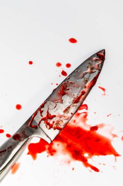 bıçak ve beyaz arka plan üzerinde kan