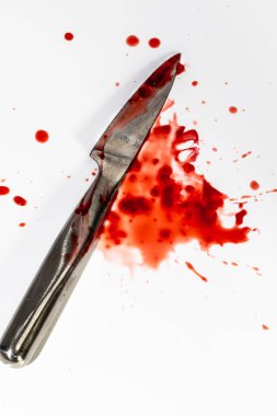 Küçük Bıçak ve beyaz arka plan üzerinde kan