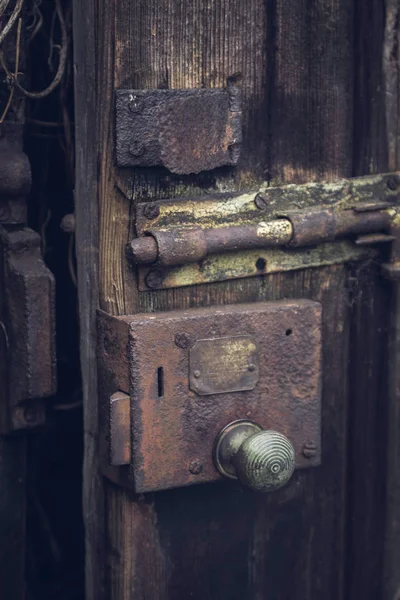 Old padlock on wooden door — Stock Photo, Image