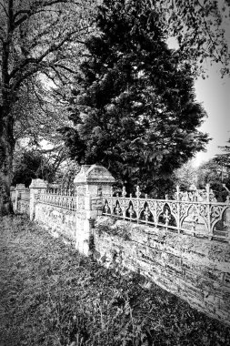 Siyah ve Beyaz süslü taş duvar         