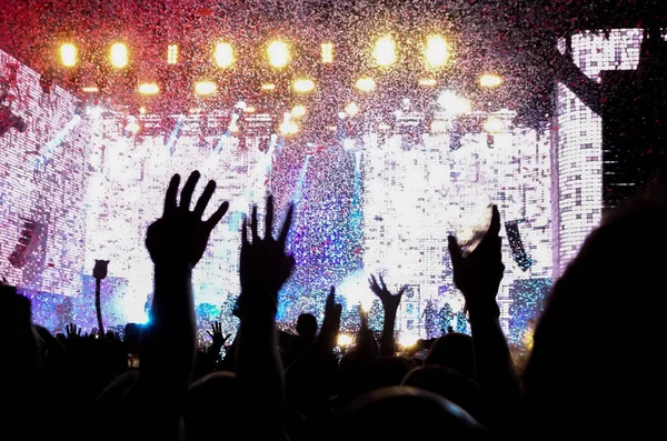 Multidão num concerto de rock — Fotografia de Stock
