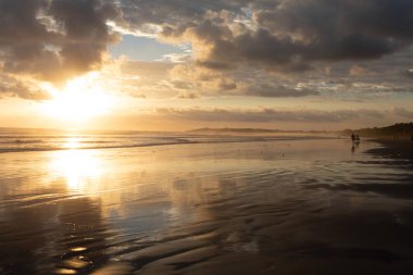 Jaco, Kosta Rika, 31 Ocak 2018 Kumlu bir bea üzerinde yürüyen rakamlar