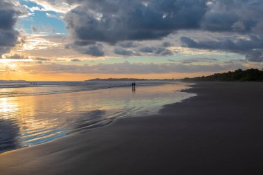 Jaco, Kosta Rika, 31 Ocak 2018 Kumlu bir bea üzerinde yürüyen rakamlar
