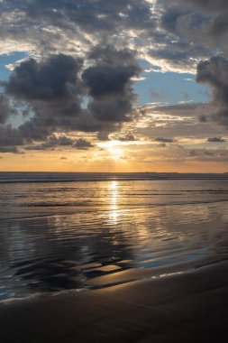 Kumlu bir plajda Relections ile Dramatik Sunset